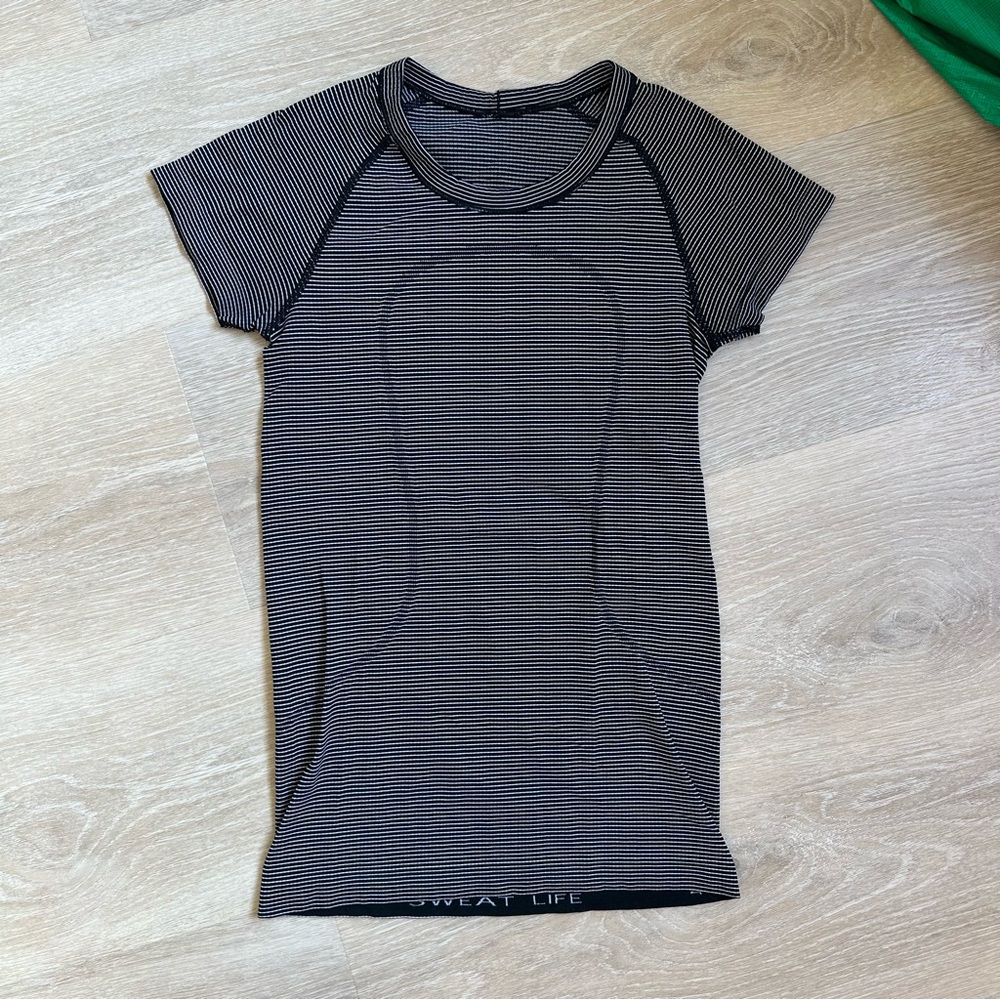 Lululemon Swiftly Tech Short-Sleeve Shirt 2.0
Hip Length